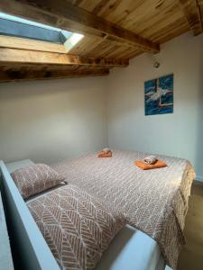 Un dormitorio con una cama con dos zapatos encima. en Apartmani Matković, en Žuljana