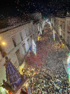 an aerial view of a crowd of people at a festival at Dimore Levante - La Dimora nel borgo in Turi +50 photos