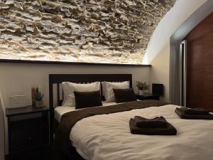 Ένα ή περισσότερα κρεβάτια σε δωμάτιο στο Historic Arch Apartment - Karlova Street