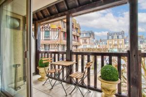 een balkon met stoelen en een tafel bij Le Morny Palace - Hyper Centre in Deauville