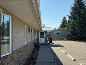 un porche delantero de una casa con entrada en Hotel O The Kings Inn Culberston MT HWY 2, 
