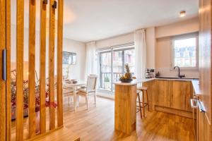 een keuken en eetkamer met een tafel bij Le Morny Palace - Hyper Centre in Deauville +12 foto's