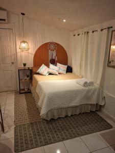 Un dormitorio con una cama grande en una habitación. en Lina's Sunset and Surf, en La Libertad