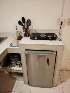 cocina con fogones en la encimera en Lina's Sunset and Surf, en La Libertad