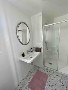 Ένα μπάνιο στο Townhouse 15 minutes from the sea