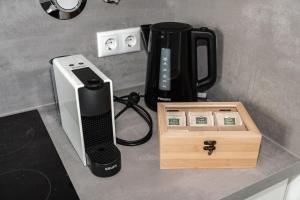 Příslušenství pro přípravu čaje a kávy v ubytování Skyrise Apartments - Stilvoll wohnen, entspannt genießen