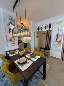 ノヴィサドにあるLux apartment Square 28のダイニングルーム(テーブル、黄色い椅子付)