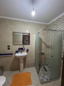 Ένα μπάνιο στο AFOULKI house