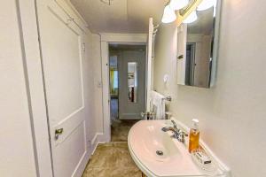 Ένα μπάνιο στο Town of Rehoboth Beach --- 44 Delaware Ave Unit 2 +7 φωτογραφίες
