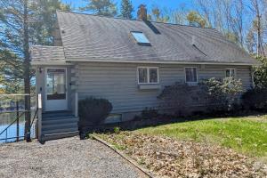 Fort EdgecombBirch Grove Cabin的白色的小房子,设有门廊