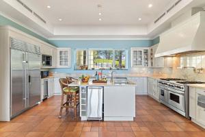 Dapur atau dapur kecil di Papagayo Villa w Ocean Views and 2 Private Pools