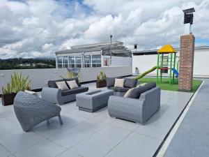 a patio with couches and a playground on a roof at Fabuloso Apartaestudio in Paipa