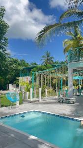 a large swimming pool next to a resort at Siloe Cove Hospedaje Campestre in San Andrés