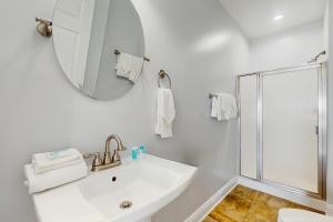 Koupelna v ubytování Beach Estate + 57 fotografií