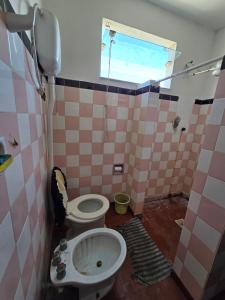 サン・フランシスコ・デ・イタバポアナにあるCasa de praia pet friendly muito aconchegante a dois minutos da praia!のトイレと洗面台のあるバスルーム