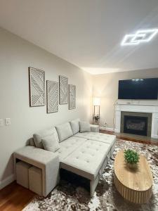 Χώρος καθιστικού στο Spacious Family Friendly Royal Residence