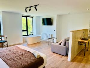 a bedroom with a bed and a tub and a couch at Chulavista House by Kev in Parada del Sil
