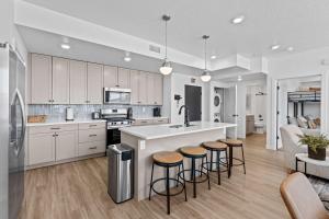 eine Küche mit weißen Schränken und Barhockern in der Unterkunft Terra Vista - Brand new in Hurricane