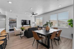 ein Wohnzimmer mit Tisch und Couch in der Unterkunft Terra Vista - Brand new in Hurricane