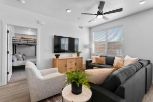 ein Wohnzimmer mit Sofa und Fernseher in der Unterkunft Terra Vista - Brand new in Hurricane