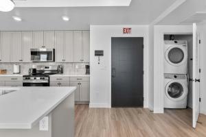 eine weiße Küche mit Waschmaschine und Trockner. in der Unterkunft Terra Vista - Brand new in Hurricane + 34 Fotos