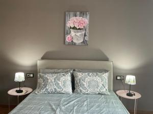 a bedroom with a bed with pink flowers on it at Bovis Apartments #3 in Valíra