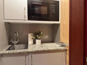 Η κουζίνα ή μικρή κουζίνα στο Historic Arch Apartment - Karlova Street