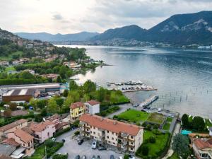 een luchtzicht op een stad naast een waterlichaam bij BADIA del LAGO CLUSANE in Clusane sul Lago
