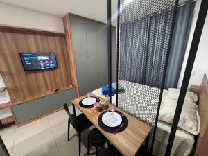 a small room with a table and a bed at JR west fit in Mossoró