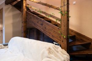 a wooden bunk bed with ivy growing on it at Tähtvere Kodud in Tartu