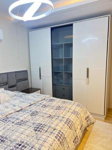 New cairoにあるcompound galleria moon valleyのベッドルーム1室(ベッド1台付)