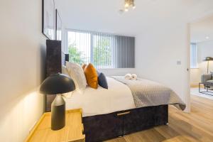 una camera con un grande letto e una lampada di Central Gravesend 1BR Kitchen WiFi Sleeps 2 a Gravesend