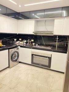 New cairoにあるcompound galleria moon valleyのキッチン(コンロ、洗濯機付)