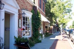 SpringHill Suites Pinehurst Southern Pines في بينهورست: مبنى مع اللبي على جانب شارع