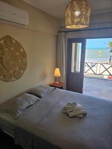 a bedroom with a bed with a view of the beach at Cumbuco Penthouse - Som do Mar - Pé Na Areia - Ocean View - Ar Condicionado, perto do centro, 2 dormitórios, piscina, cozinha in Cumbuco +26 photos
