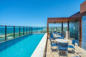 Bazén v ubytování SOA - Condomínio a 300m da Praia dos Artistas em Salvador nebo v jeho okolí