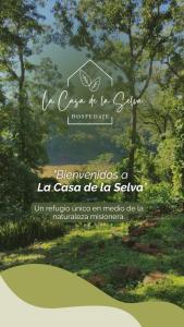 un cartello per un giardino con un dipinto di un sentiero di Alojamiento en Puerto Iguazú, Alojamiento en Cataratas, 2 Habitaciones a Puerto Iguazú