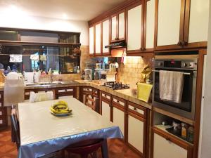 une cuisine avec une table avec des bananes dessus dans l'établissement Chambres au sommet de la montagne, à Mahina