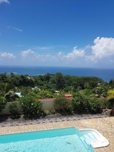 une piscine avec vue sur l'océan dans l'établissement Chambres au sommet de la montagne, à Mahina
