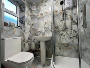 Bilik mandi di Modern Apartment near Etihad Stadium & C o-op Live