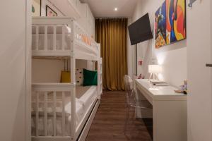 Habitación pequeña con litera y escritorio. en L&K Prestige House with Parking - Sant'Orsola, en Bolonia 43 fotos más