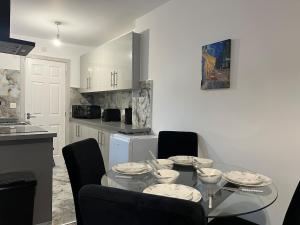 Dapur atau dapur kecil di Modern Apartment near Etihad Stadium & C o-op Live