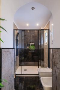 Un baño con ducha, inodoro y lavabo. en L&K Prestige House with Parking - Sant'Orsola, en Bolonia