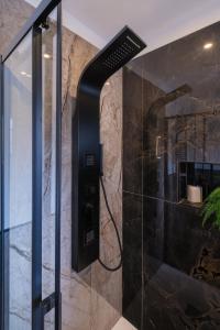 una ducha en un baño con pared de cristal en L&K Prestige House with Parking - Sant'Orsola, en Bolonia