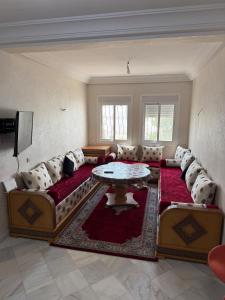 タンジェにあるAppartement tangier airportのソファとテーブルのあるリビングルーム