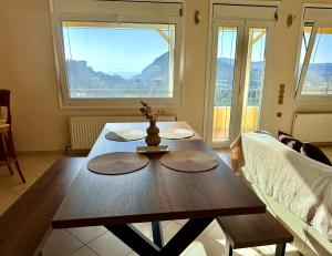 VátosiLIONI-Corfu Luxe Living-Modern 2BR,2BA,Close to the sea的客厅设有一张木桌,享有美景。