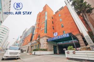 仁川的住宿－Incheon Airporthotel Airstay，停在酒店空房前的货车