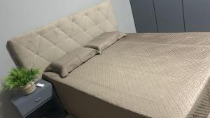 a bed with two pillows on it in a room at Flat Eduardus in Palmas