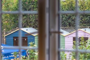 ein Blick durch ein Fenster auf ein blaues Gebäude in der Unterkunft Old Castle Cottage Retreat in Oxford