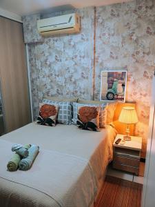 1 dormitorio con 1 cama y aire acondicionado en la pared en Aconchegante ap no Park Sul próximo ao aeroporto, en Brasilia